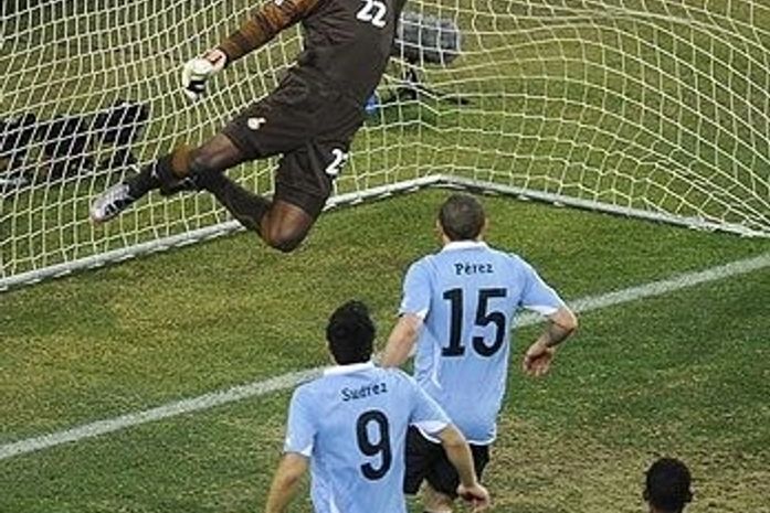 Com "milagre", Uruguai bate Gana nos pênaltis e vai à semi após 40 anos