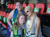 Paris Hilton é presa por fumar maconha em jogo do Brasil
