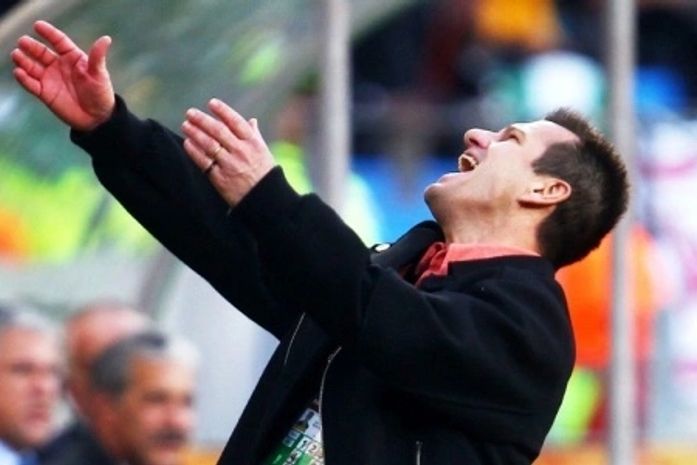 No jantar da seleção, goleiro Julio Cesar pede a palavra e faz homenagem a técnico Dunga