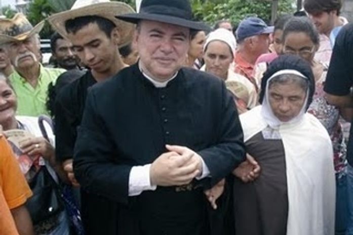 Padre alagoano vai a pé a Juazeiro, em protesto contra o bispo de Palmeira dos Índios