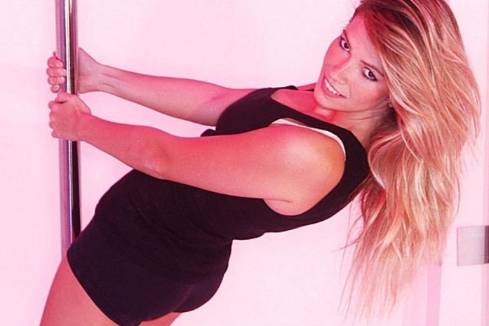 Fani na aula de pole dance num estúdio do Rio