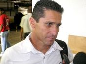 Jorginho não confirma saída da comissão técnica e critica Cruyff