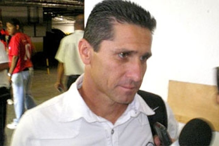 Jorginho não confirma saída da comissão técnica e critica Cruyff