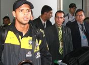 Felipe Melo é xingado e se assusta com tumulto na chegada da seleção