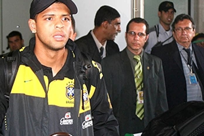 Felipe Melo é xingado e se assusta com tumulto na chegada da seleção