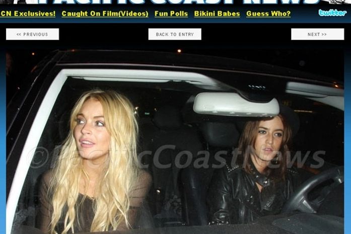 Lindsay e Eilat chegam juntas ao aniversário da atriz