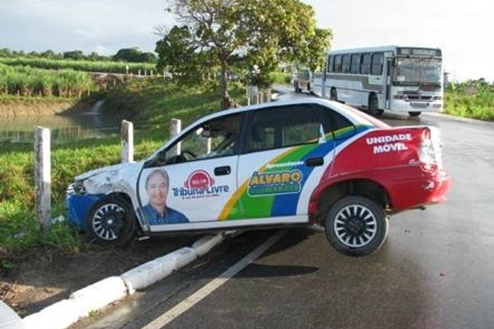 Veículo foi jogado no acostamento