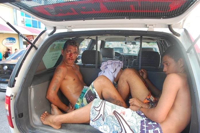 Jovens são espancados por populares após praticar assaltos na Pajuçara