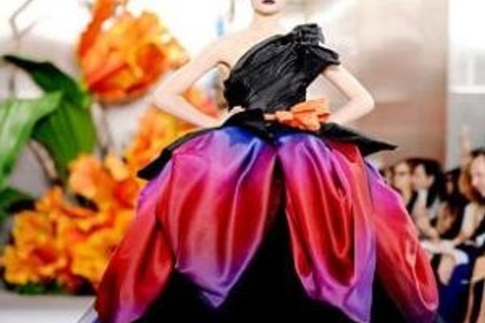 Drapeados e flores abrem temporada de alta costura