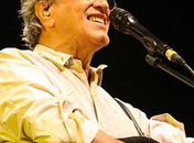 Caetano Veloso emociona público de festival na Dinamarca