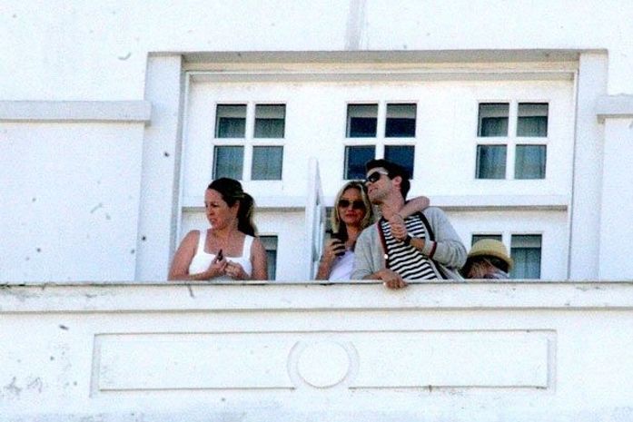 No Brasil, Cameron Diaz é fotografada com rapaz em hotel
