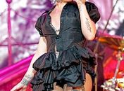 Pink esnoba Príncipe Harry em apresentação em Londres