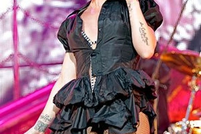 Pink esnoba Príncipe Harry em apresentação em Londres