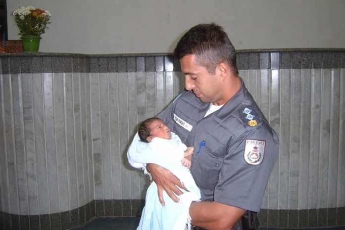 Recém-nascido achado em lixeira passa bem, diz Secretaria de Saúde