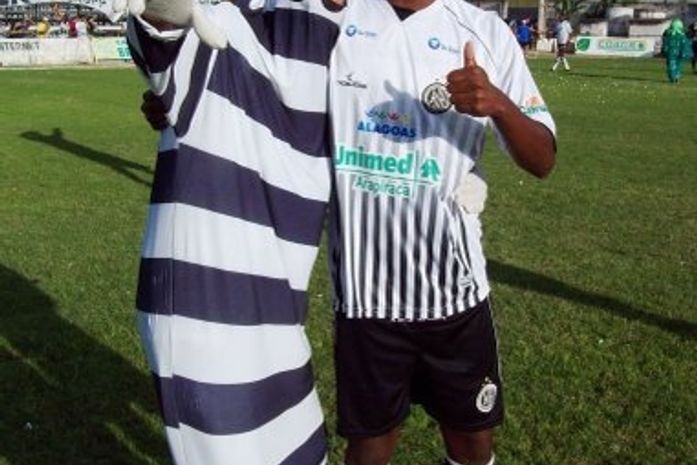 Atacante Nena diz não ter interesse em deixar o ASA