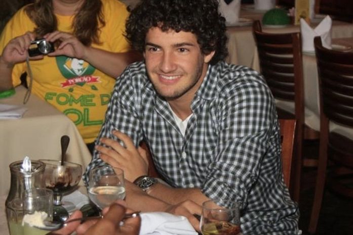 Pato assistiu a jogo entre Alemanha e Espanha acompanhado de 'loiraça'