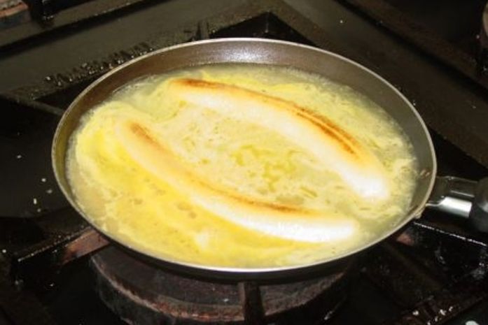 Bananas flambadas com sorvete são ideais para quem quer impressionar