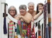 Marsha Cunningham, 63, Debby Sims, 57, Barbara Weber, 76, e Lavonne Northcutt, 48, posam para calendário