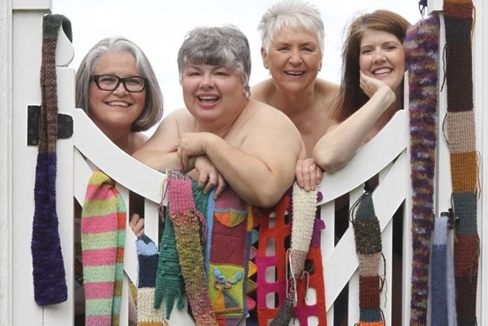 Marsha Cunningham, 63, Debby Sims, 57, Barbara Weber, 76, e Lavonne Northcutt, 48, posam para calendário