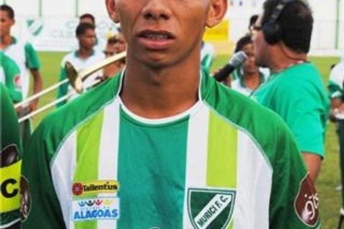 Lateral-esquerdo Paulinho