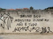 Casa onde foram feitas buscas por Eliza amanhece pichada