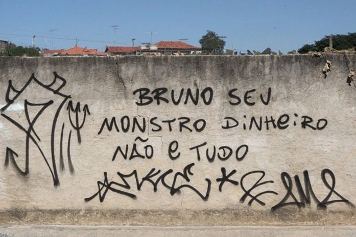Casa onde foram feitas buscas por Eliza amanhece pichada