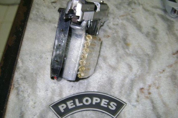 Adriano Ferro é preso após ser flagrado com uma pistola calibre.380