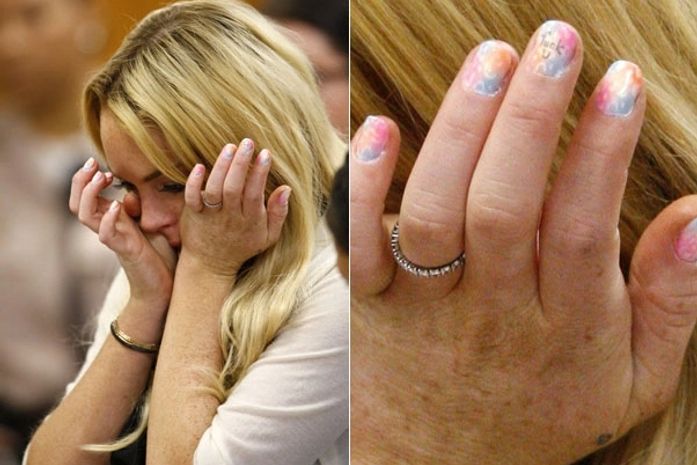Lindsay Lohan e sua unha rebelde