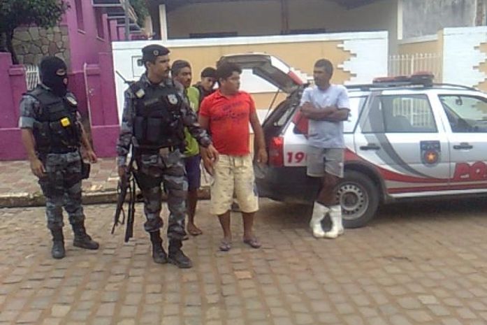 Polícia Militar encontra plantação de maconha e sete pessoas acabam presas
