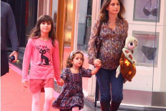 Cláudia Abreu dá à luz seu 3º filho e tenta esconder detalhes