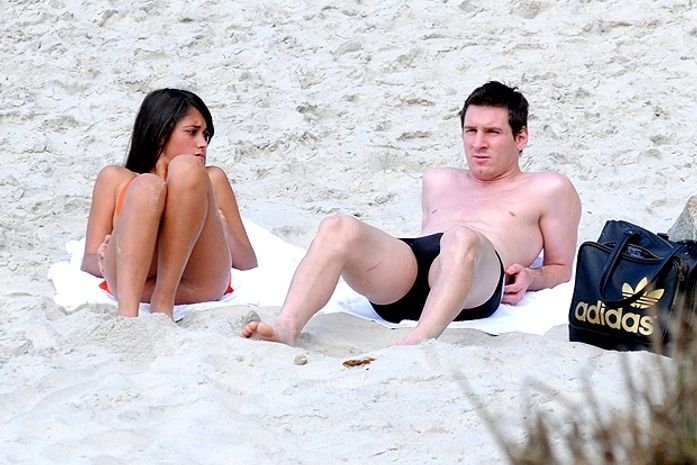 Messi descansa e tenta pegar um bronzeado em praia no Rio