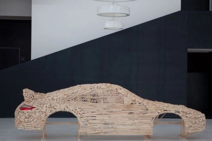 Designer cria Porsche com 6,5 mil blocos de madeira