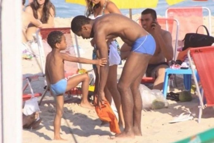 Seleção: Lúcio e Juan curtem praia ao lado da família na Barra