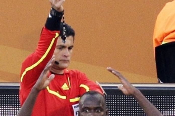 Árbitro expulsa Kaita na derrota da Nigéria para a Grécia; partida poderá ser alvo de investigações