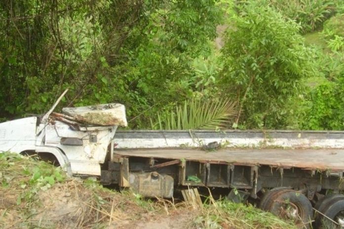 Caminhão sobra em curva e capota próximo ao município de Matriz de Camaragibe