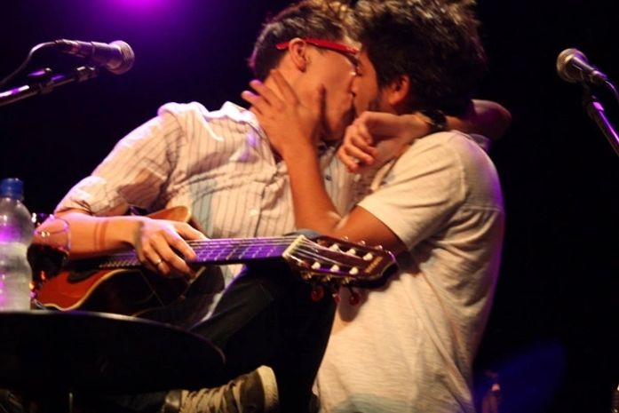 Maria Gadú tasca beijão em cantor no palcoGE