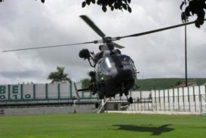 Partida de futebol é interrompida para pouso de helicóptero em Murici
