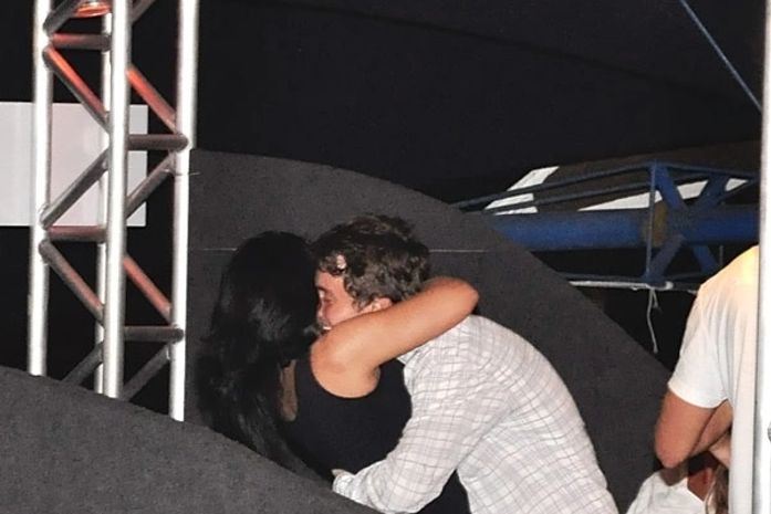 Twitter: 'Minha cabeça está virada, anda louca pela madrugada', filosofa Pri