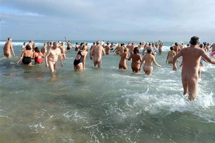 Americanos querem bater recorde de gente nadando sem roupa
