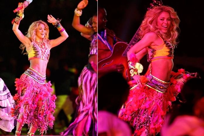 De barriga de fora, Shakira anima festa de encerramento da Copa