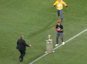 Torcedor invade gramado e tenta roubar a taça da Fifa