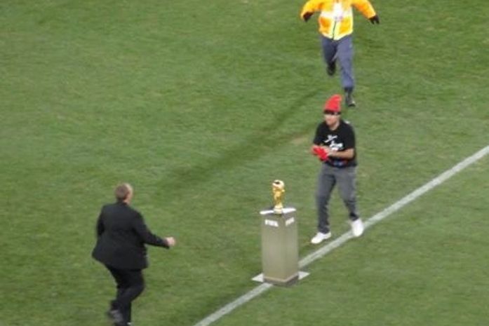 Torcedor invade gramado e tenta roubar a taça da Fifa