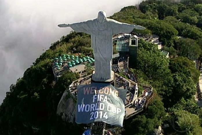 Bandeirão de boas vindas para Copa 2014 é aberto aos pés do Cristo
