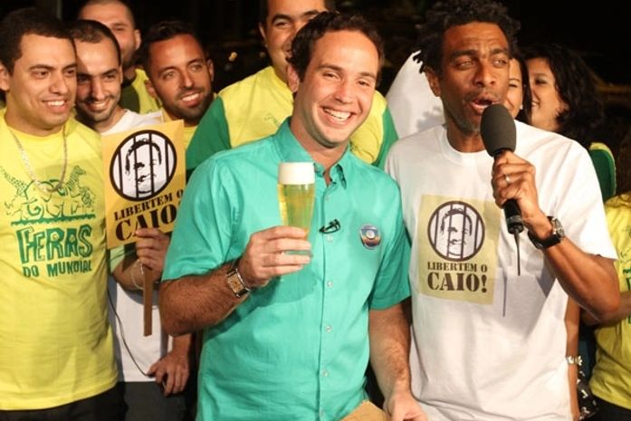 Caio Ribeiro recebe 'liberdade' com direito a cervejinha