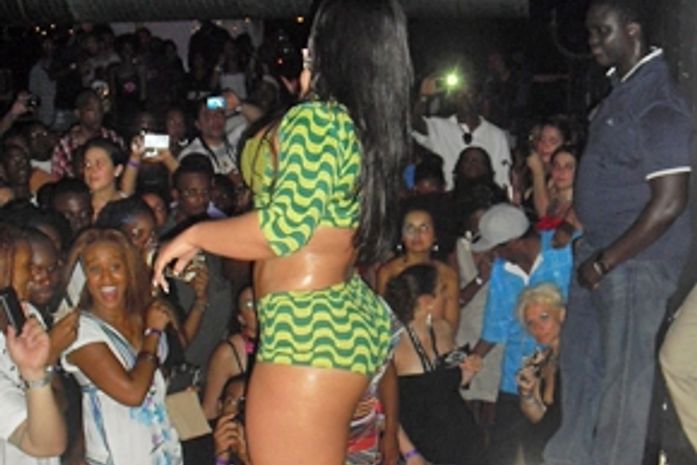 Mulher Melancia coloca francesas para balançar o ‘popozão’