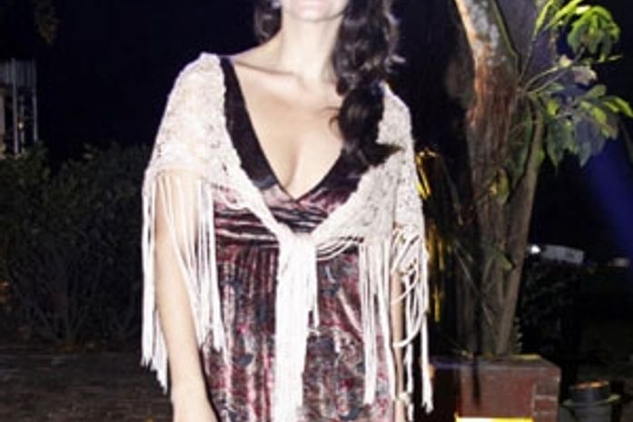 Helena Ranaldi foge de jornalistas em hotel onde é convidada vip