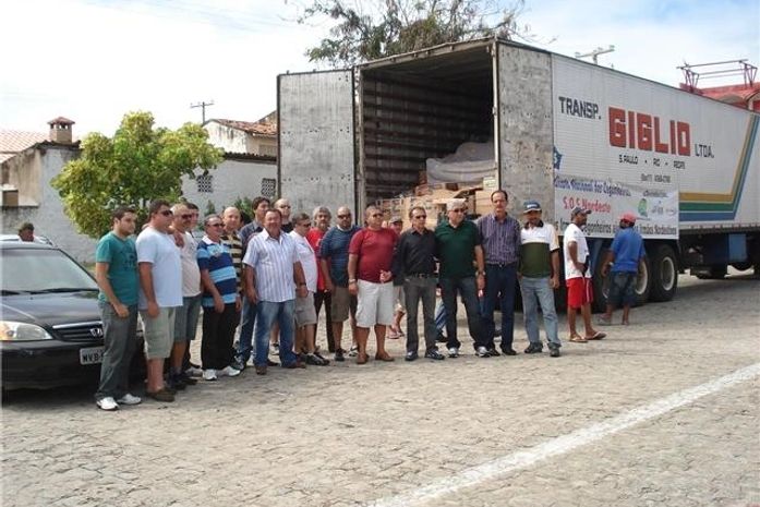 “Cegonheiros” de Maribondo conseguem duas carretas de cestas básicas para AL e PE