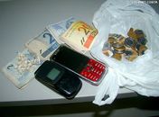 Arma e drogas apreendidas