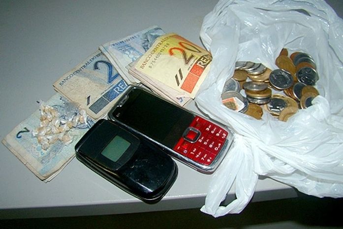 Arma e drogas apreendidas