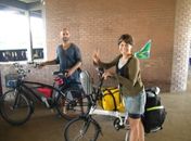 Casal colombiano visita São Miguel dos Campos após percorrer vários estados do Brasil de bicicleta